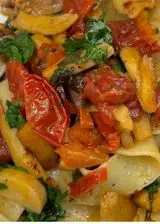 Ricetta Pappardelle con funghi cardoncelli ,peperoni rossi e pomodori.