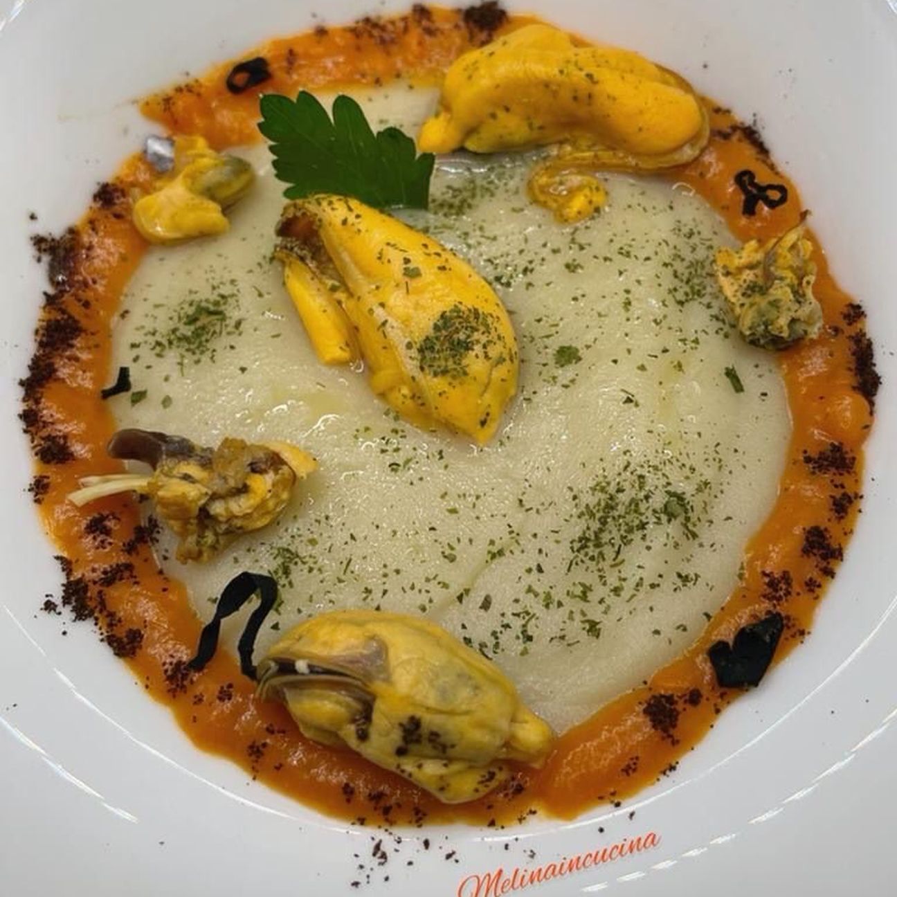 Zuppetta di cozze su cremoso di patate affumicate.