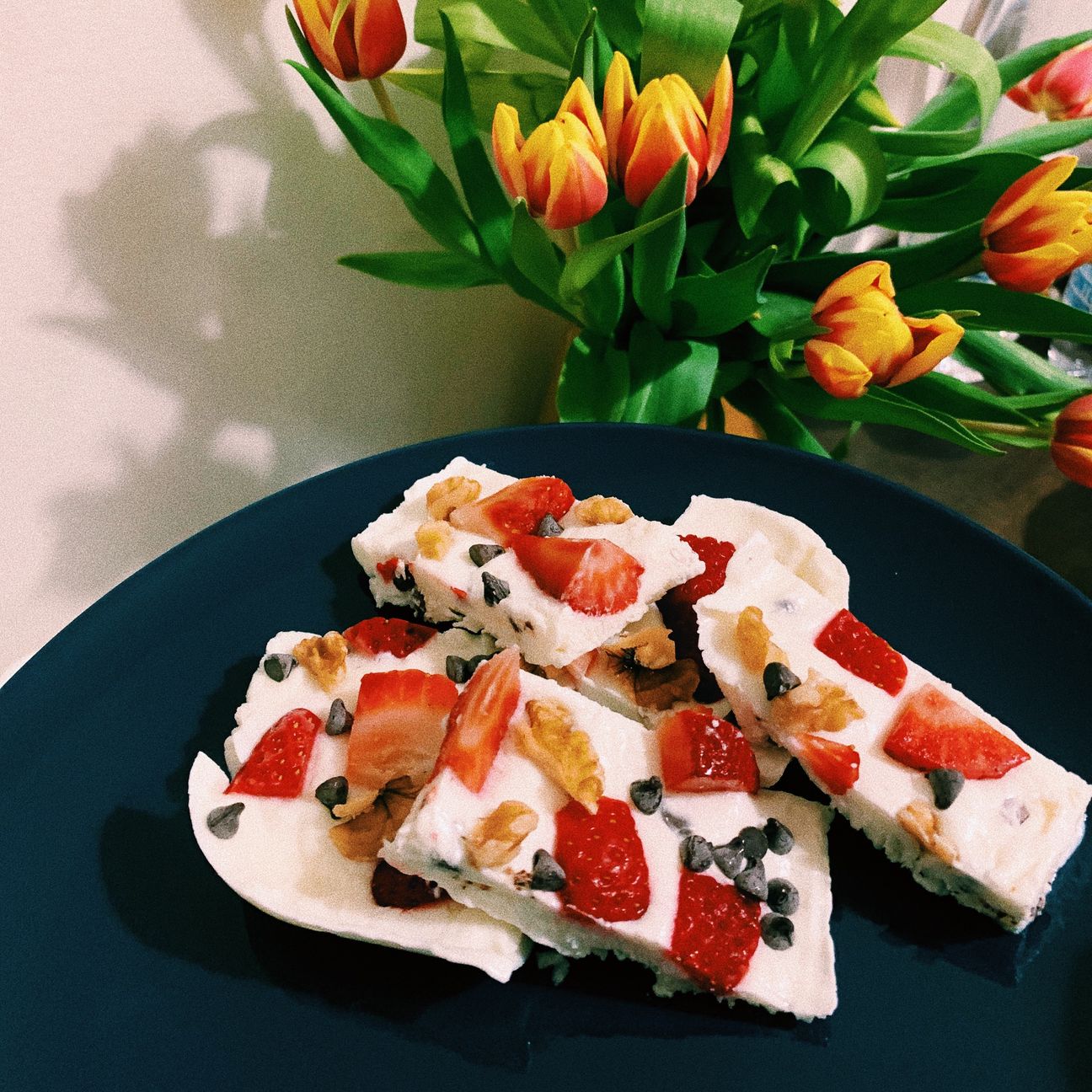Barrette di yogurt con fragole, noci e gocce di cioccolato