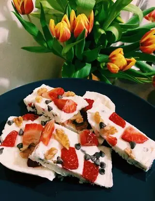 Ricetta Barrette di yogurt con fragole, noci e gocce di cioccolato di golden_chef