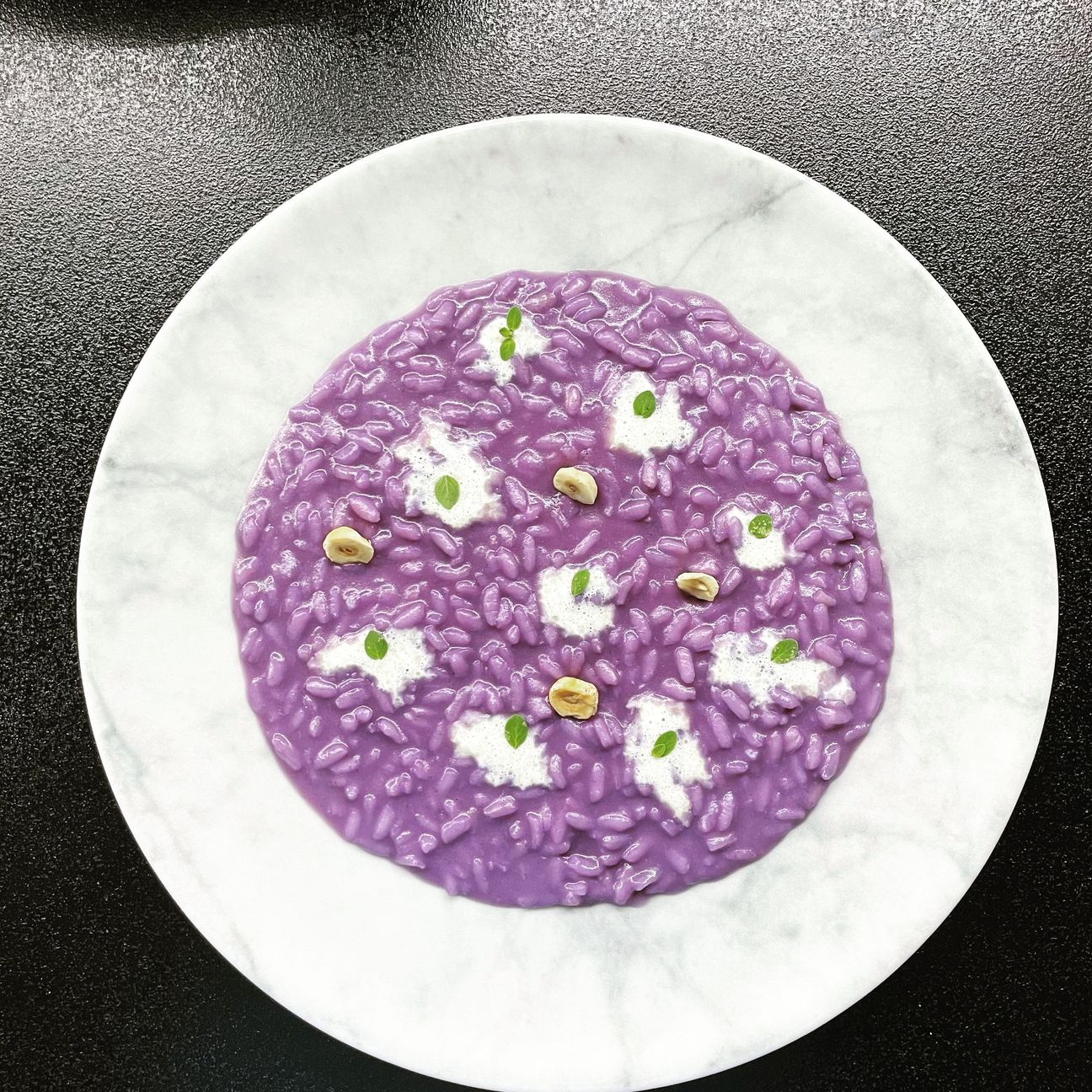 Risotto cavolo viola, formaggio brie e maggiorana