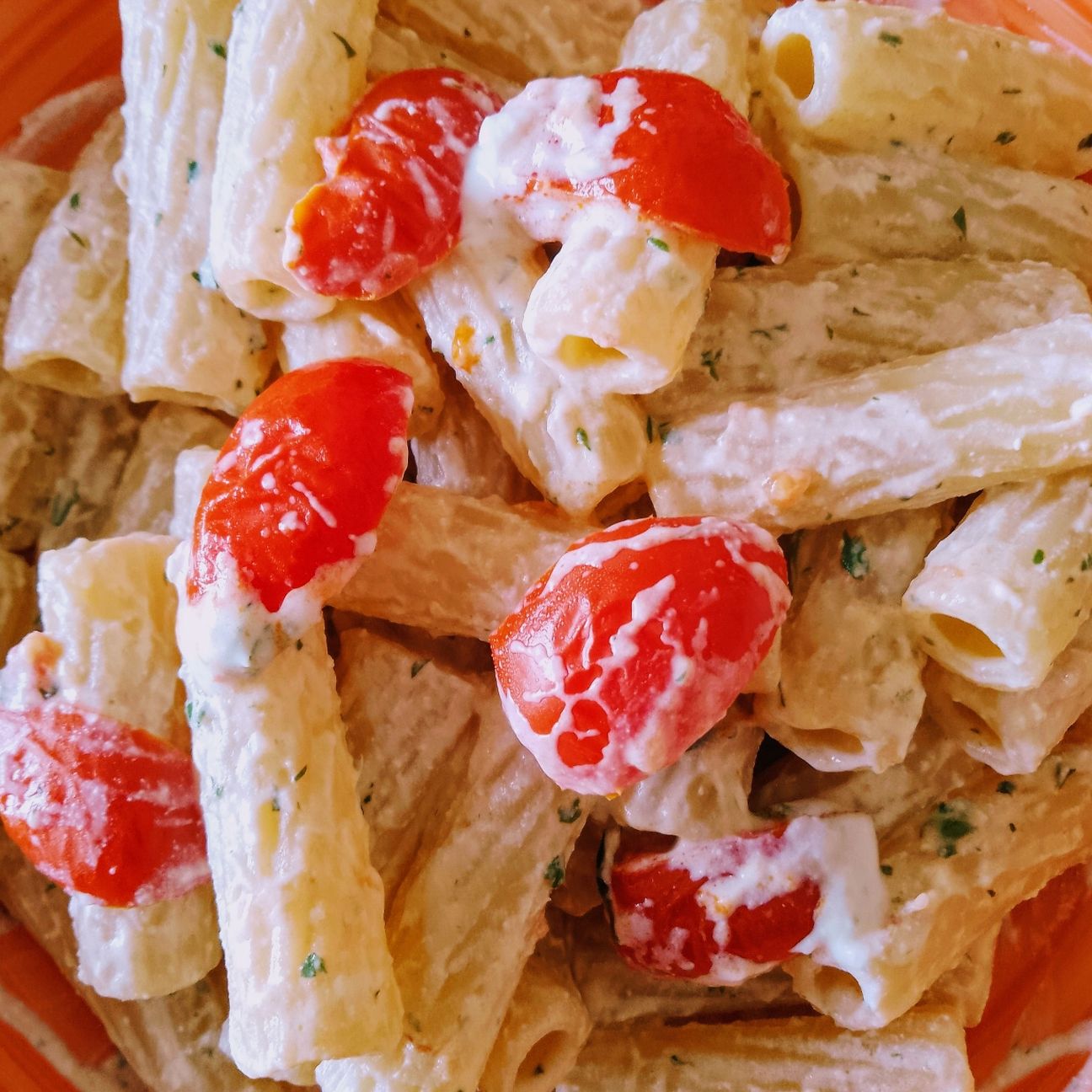 Pasta con crema di ricotta e pomodorini