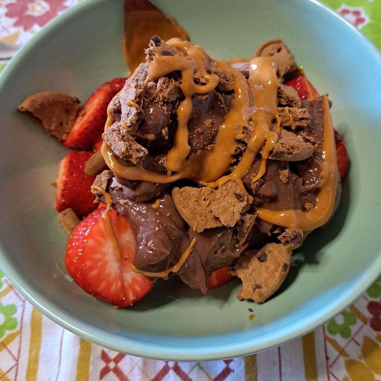 Budino proteico al cioccolato con fragole