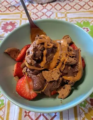 Ricetta Budino proteico al cioccolato con fragole di neveaspirantecuoca