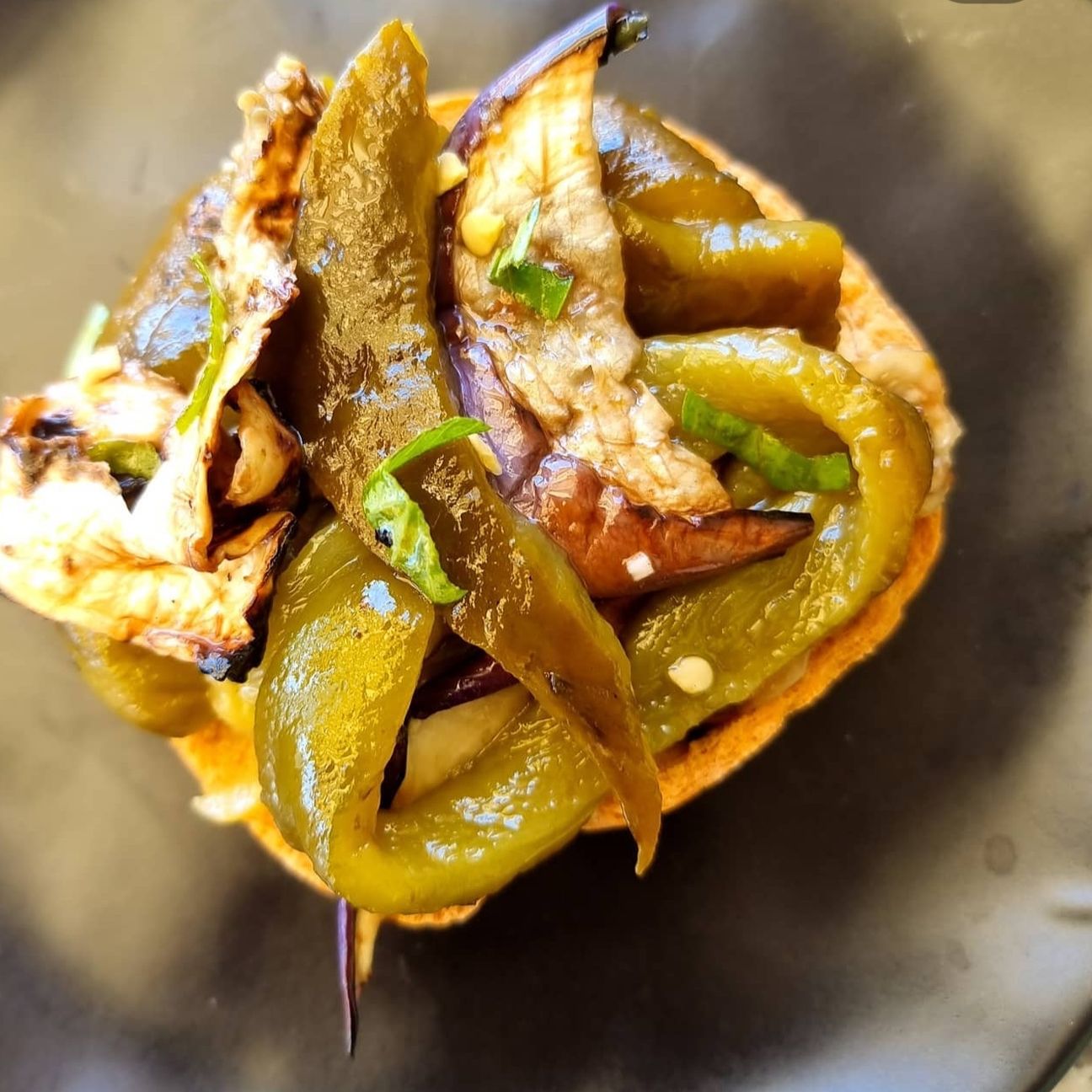Frisella con peperoni e melanzane