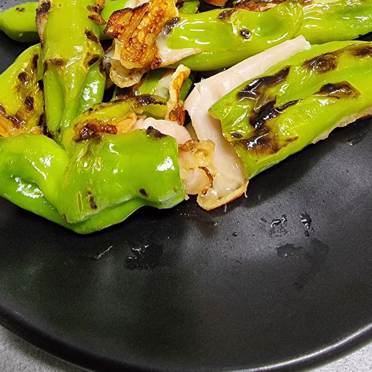 Peperoncini ripieni di formaggio e fesa di tacchino