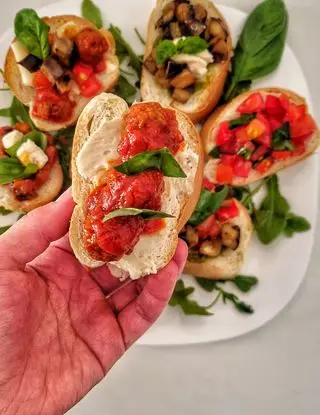 Ricetta "Bruschettine last minute" di pappaeciccia_lovers