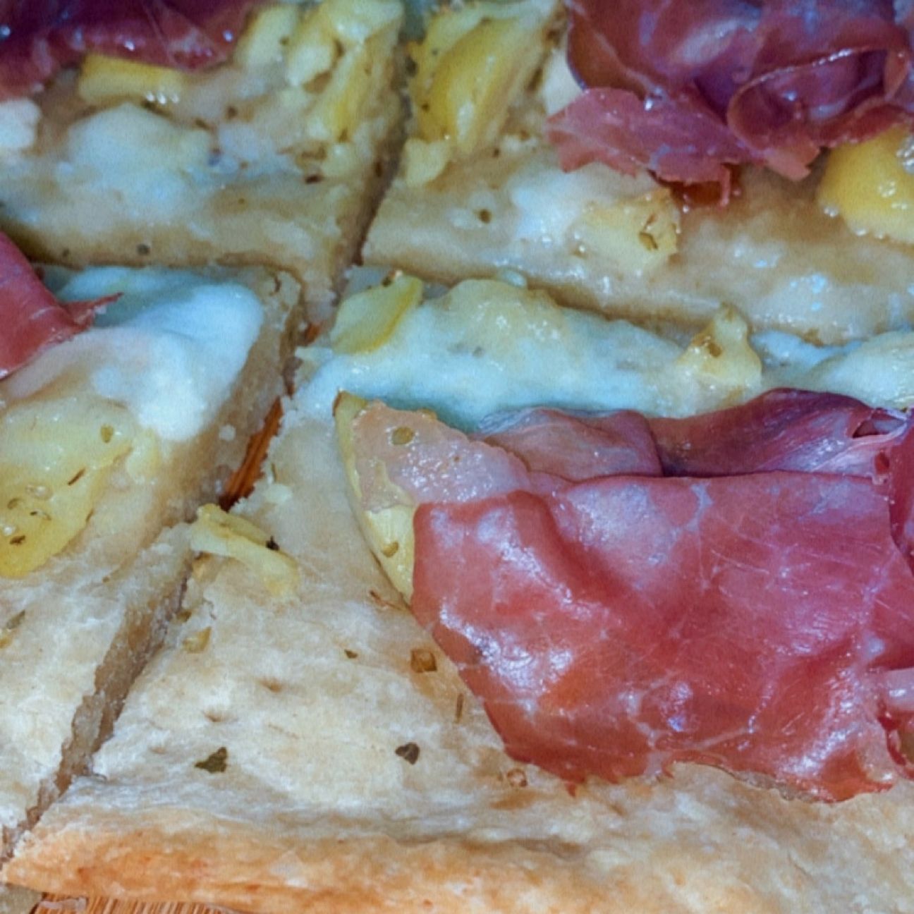 🫓 Focaccia veloce con patate, bufala e crudo 🥔