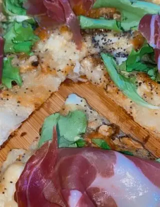 Ricetta 🥧 Torta salata con stracciatella, bufala, crudo e noci 🥬 di ginepistacchio