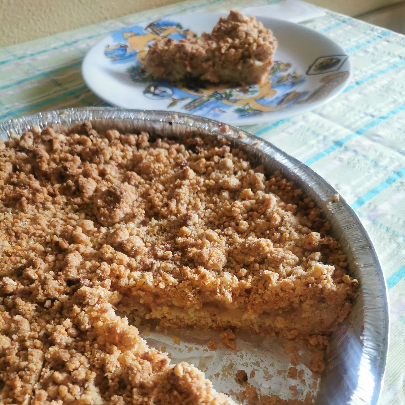 Torta sbriciolata con mele e banane
