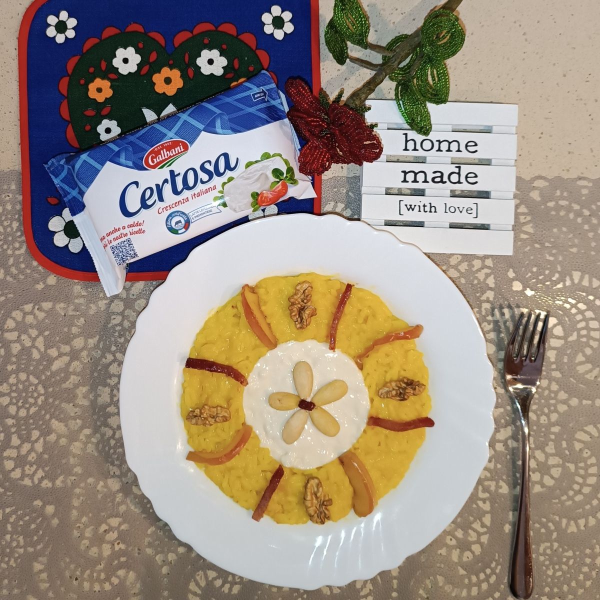 "IL SOLE D'AUTUNNO": risotto allo zafferano con "cuore" di Certosa Classica Galbani e "raggi" di mela caramellata, sticks di speck e frutta secca