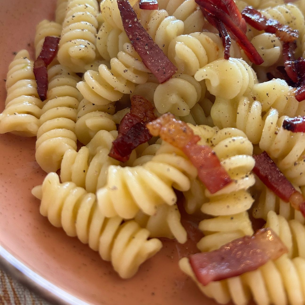 Pasta con porri, pancetta e speck