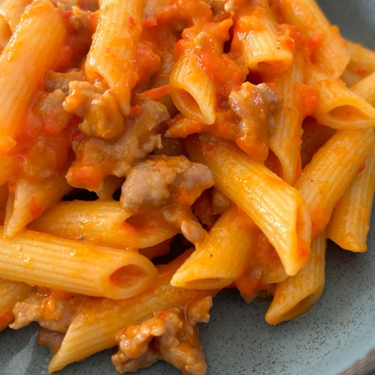 Pasta con crema di peperoni e salsiccia