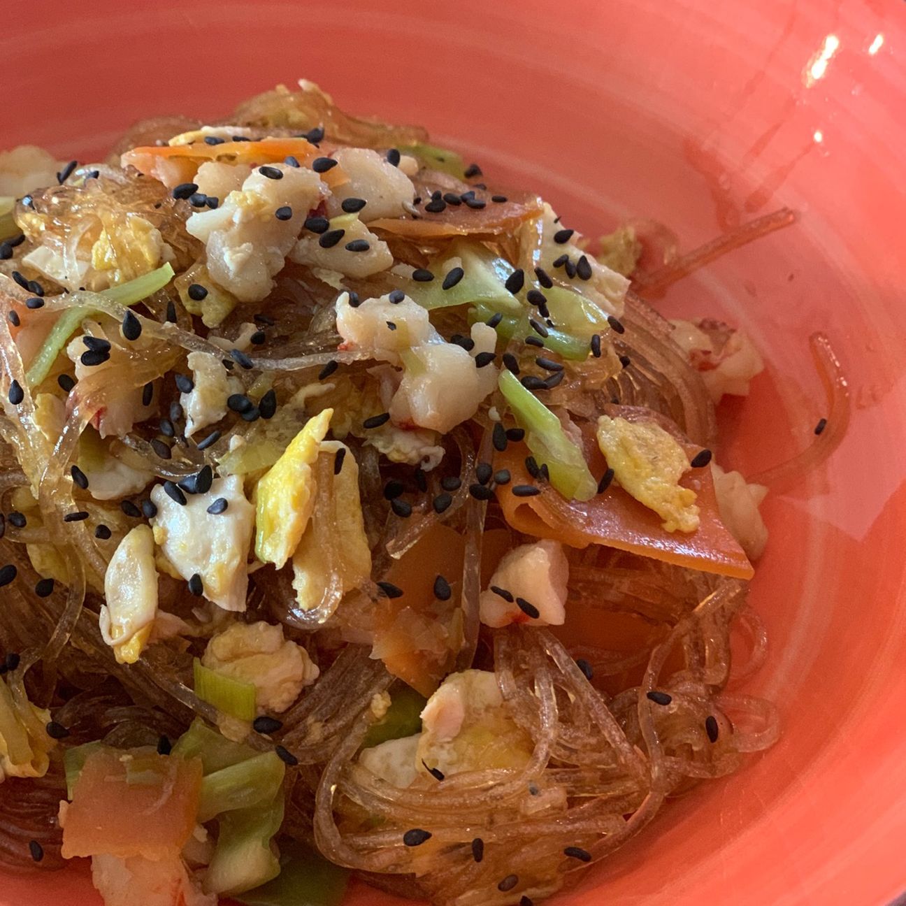 Spaghetti di soia con gamberi e verdure