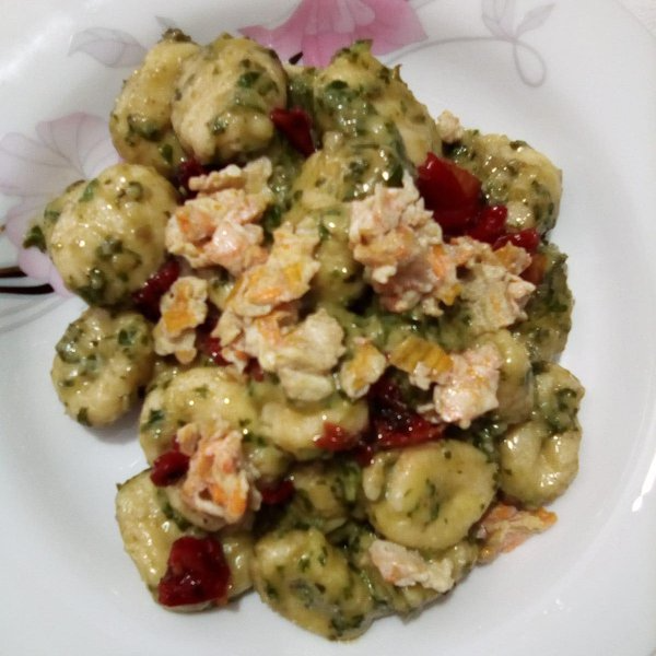 Gnocchi al pesto di basilico e pomodori confit