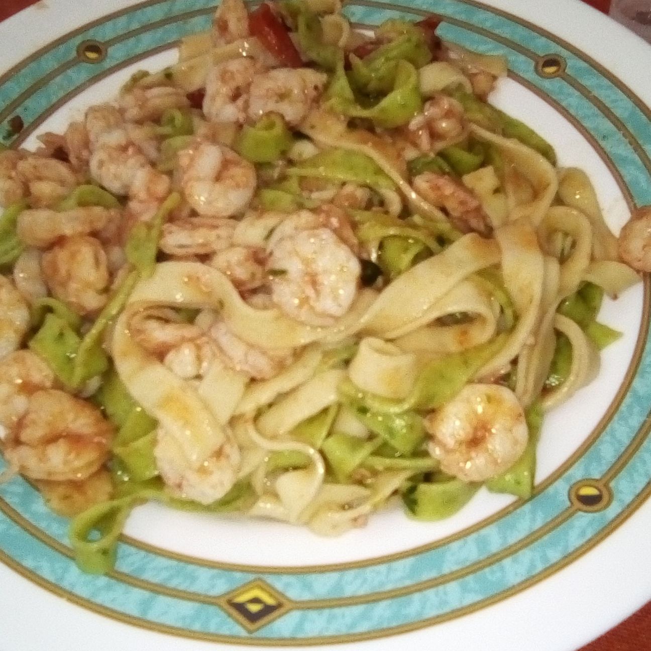 Tagliatelle paglia e fieno ai gamberetti