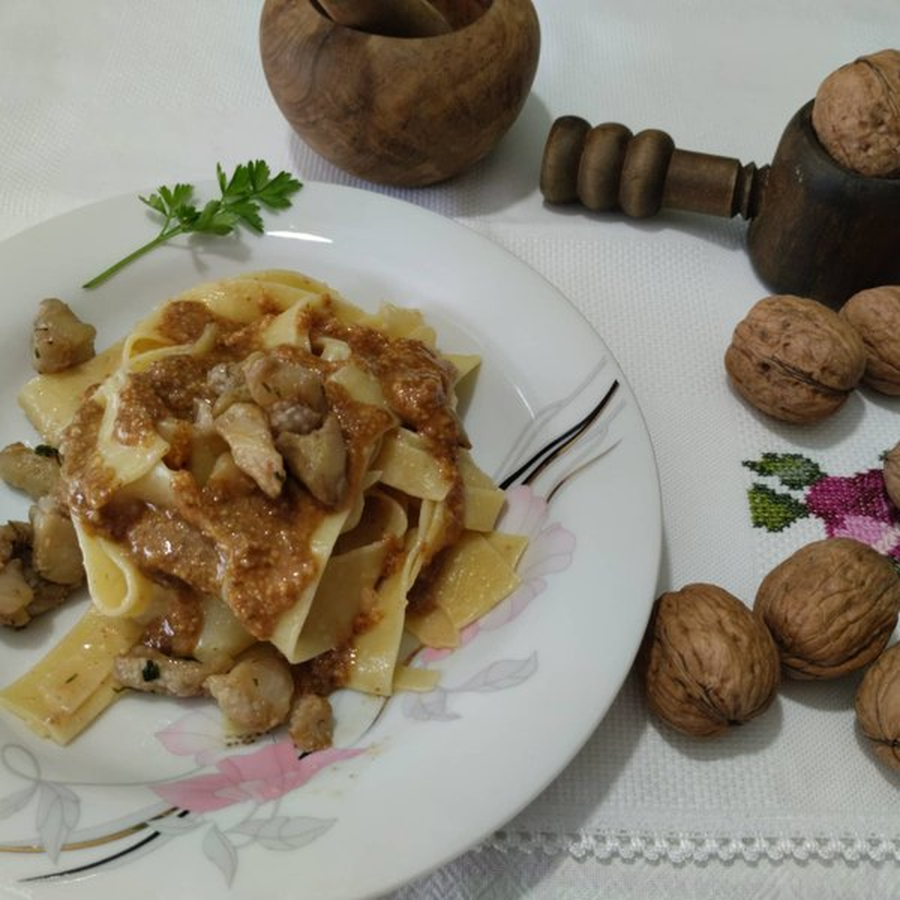 Pappardelle alla salsa di noci e melanzane