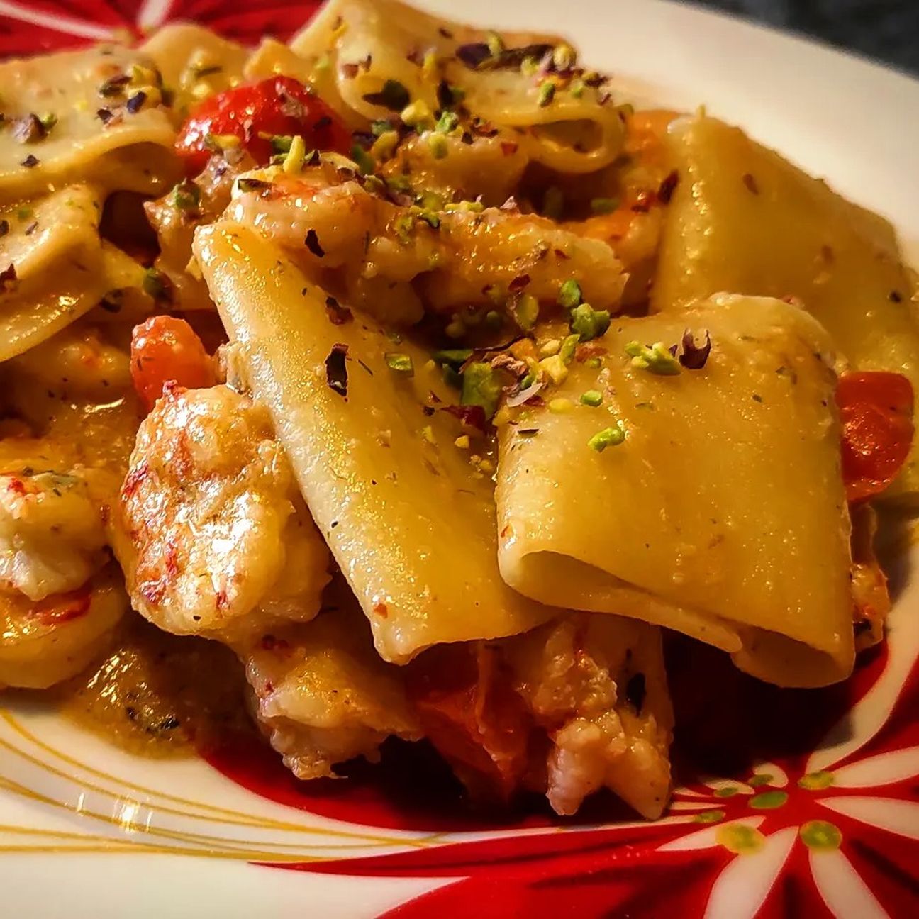Paccheri con patè di carciofi, pomodorini , gamberi e granella di pistacchio