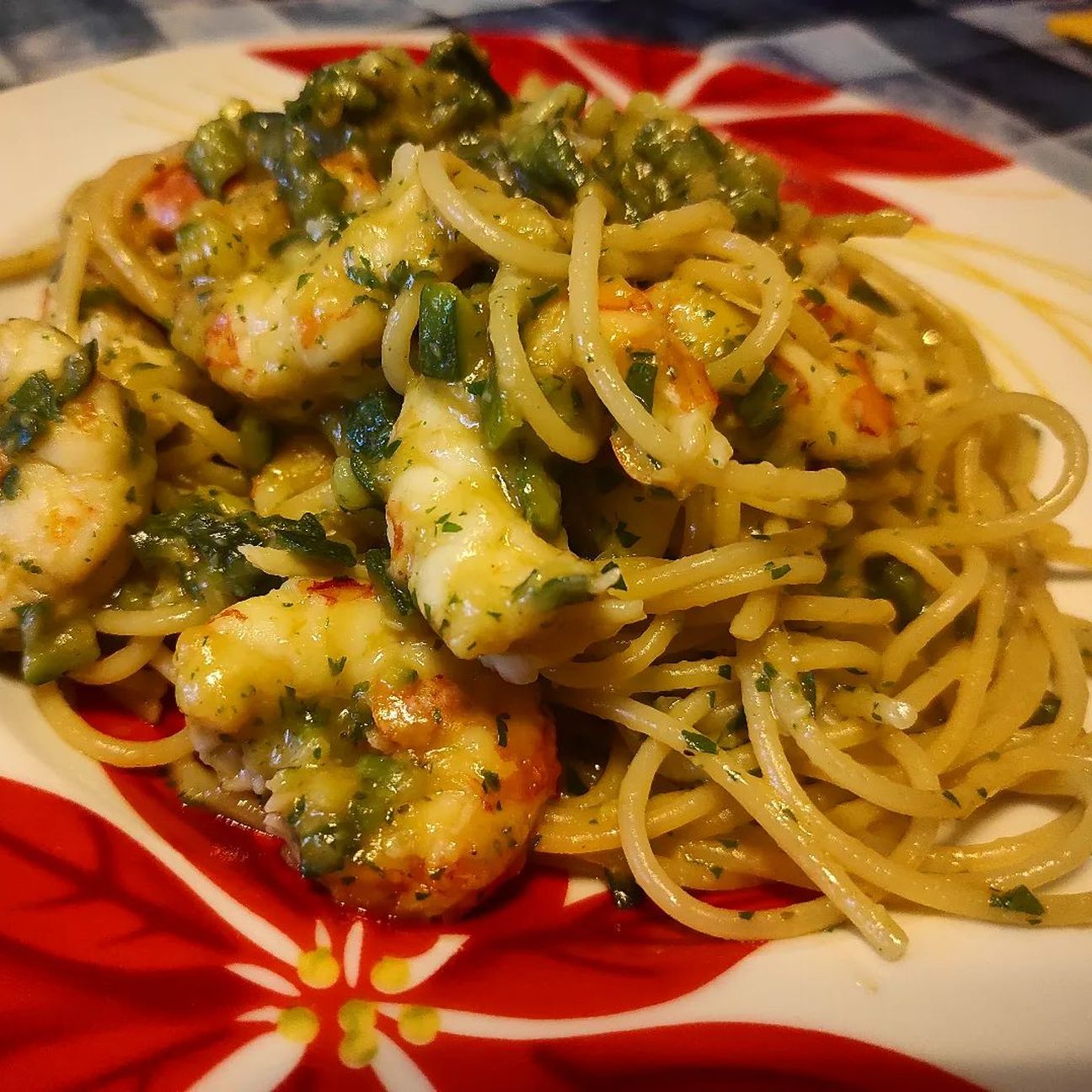Spaghetti risottati con zucchine e gamberi leggermente scottati