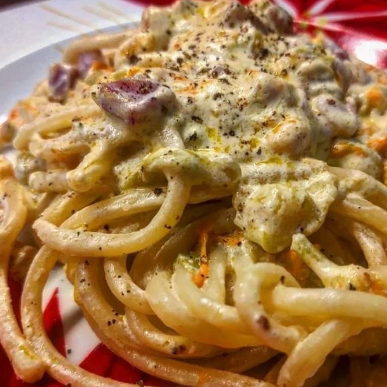 Bucatini con panna, fiori di zucca e pancetta coppata