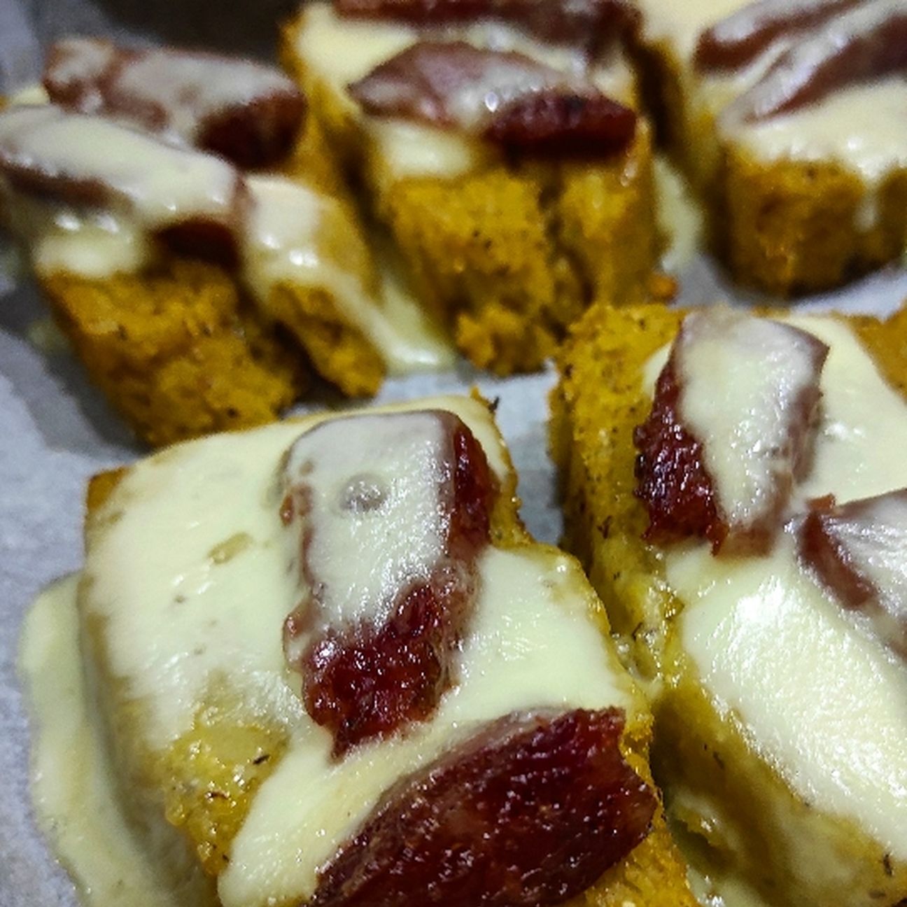 Crostini di polenta con cotechino e formaggella