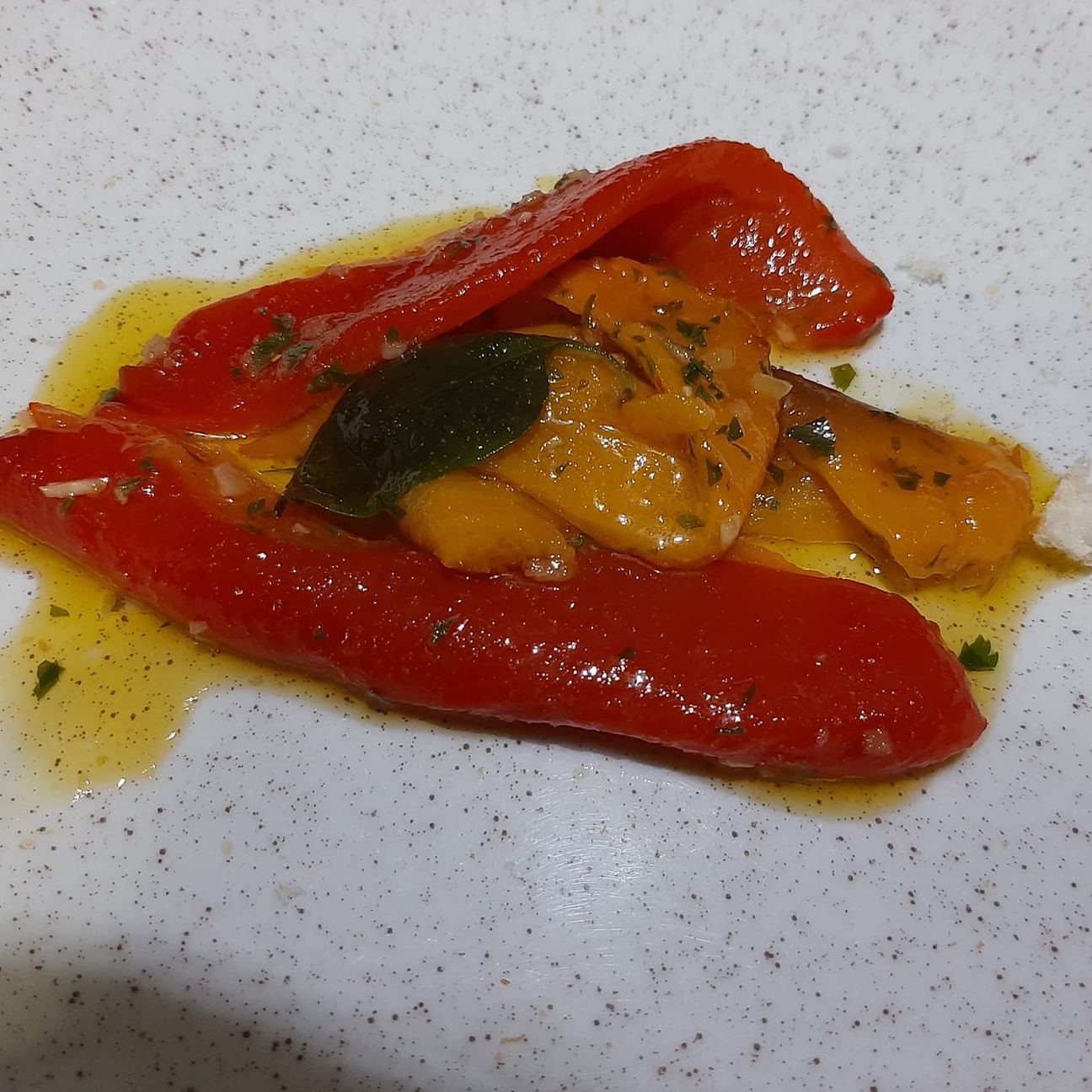 Peperoni trifolati alle erbe mediterranee