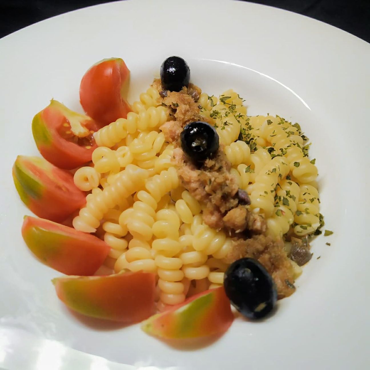 Fusilli bucati con sughetto in bianco al sapore di terra e mare