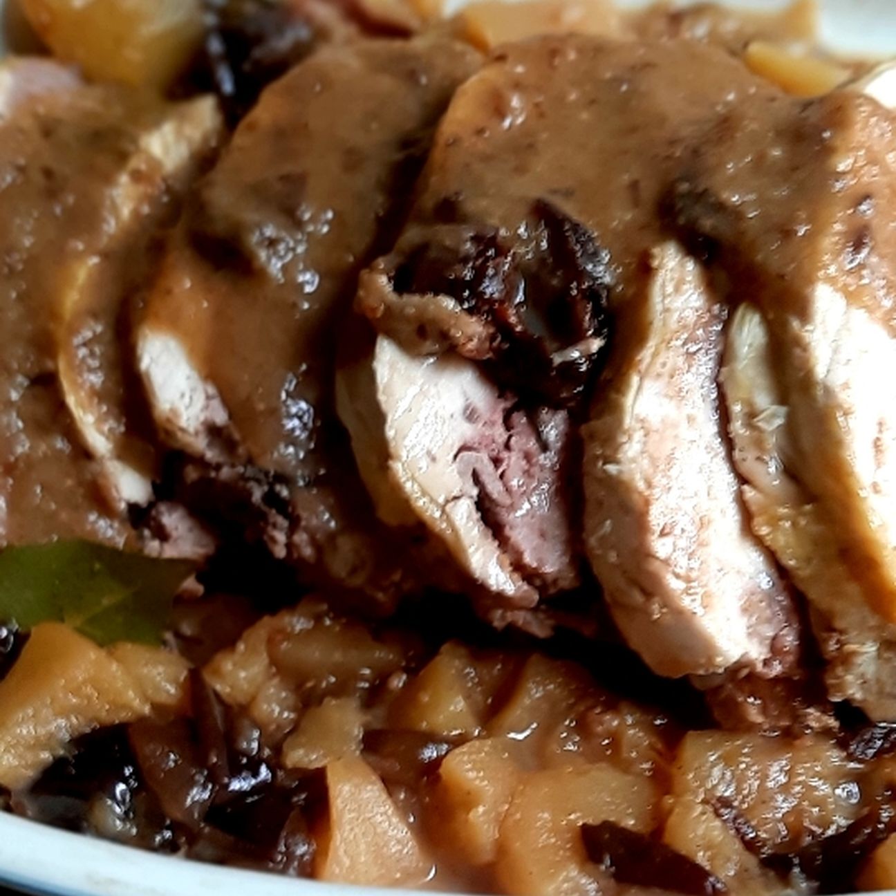 Faraona porchettata ripiena e cotta con mele e prugne.