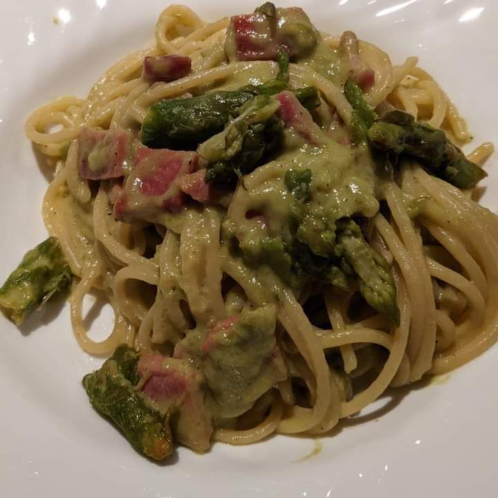 Spaghettoni con asparagi e guanciale
