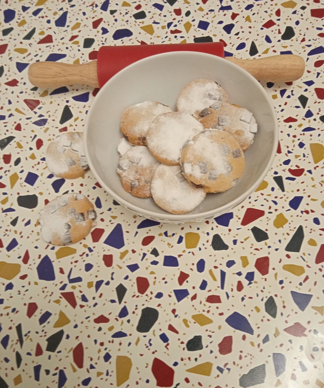 Biscotti al cioccolato con zucchero a velo