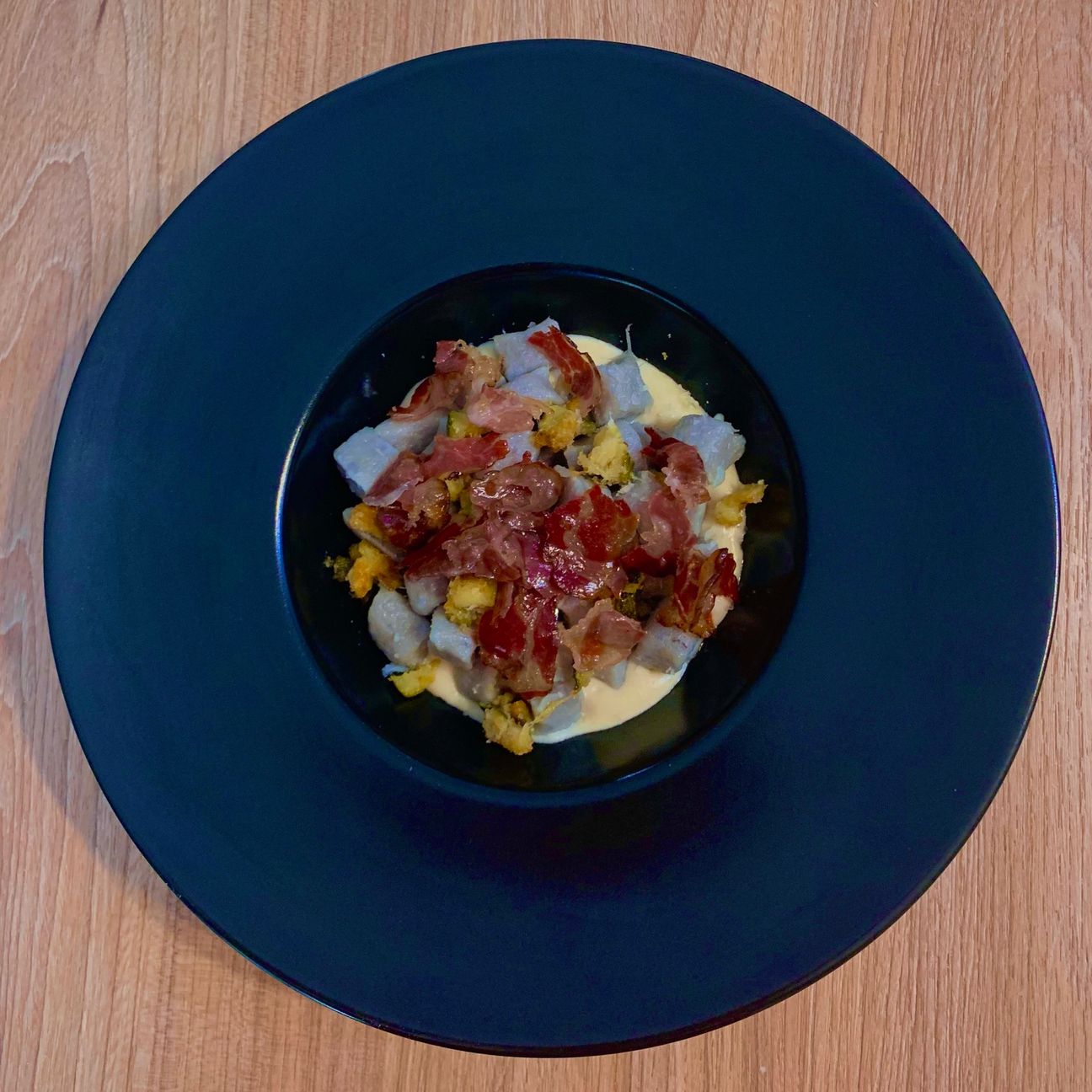Gnocco viola su crema di parmigiano reggiano, dadolata di zucchine e coppa di maiale croccante