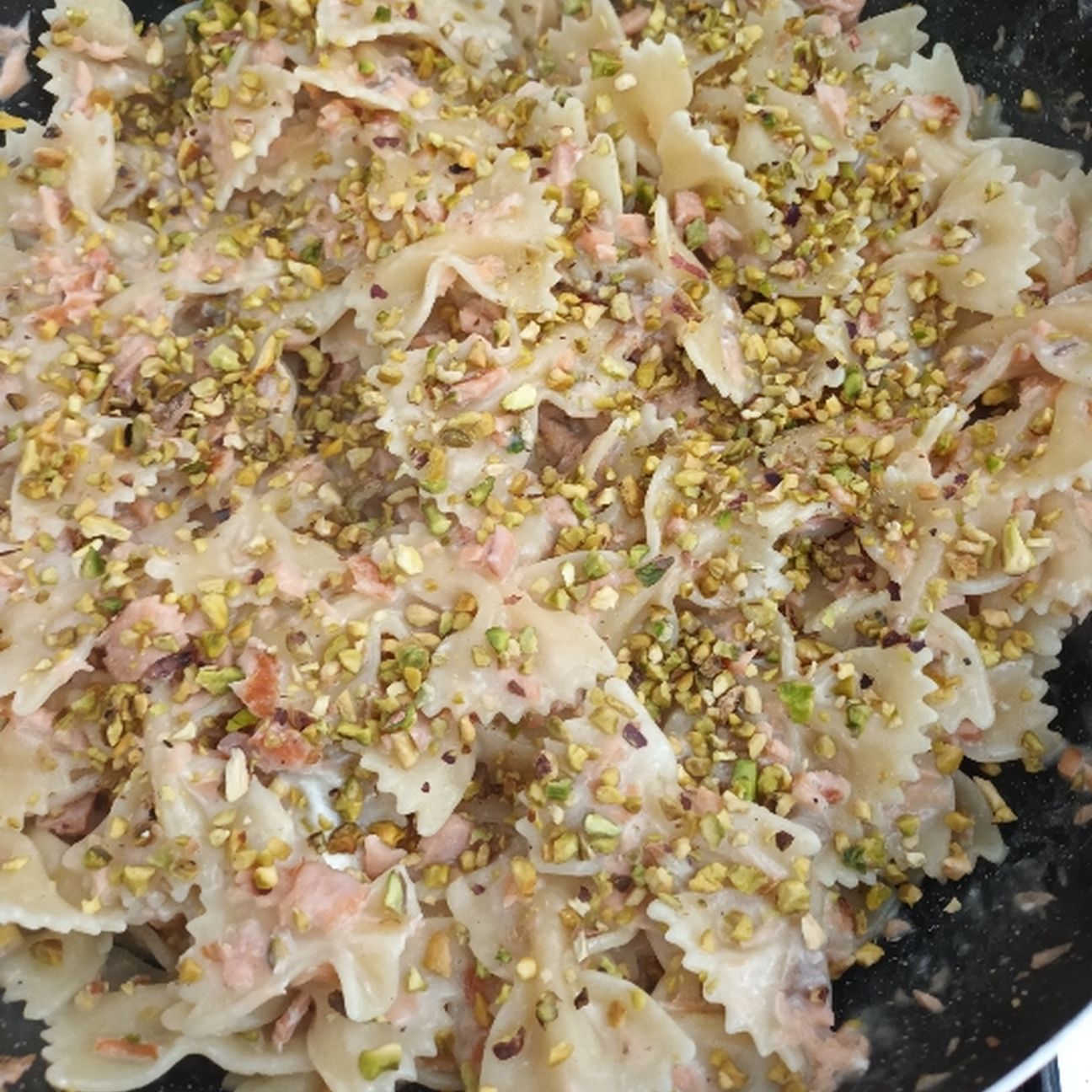 Farfalle al salmone e granella di pistacchio
