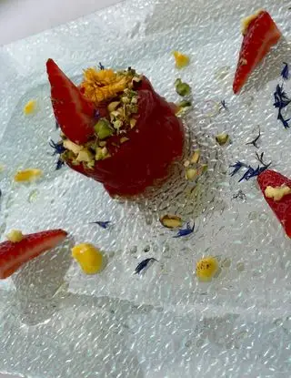 Ricetta Tartare di tonno con granella di bronte, maionese al mango e fragole allo sentire di zenzero di federico10