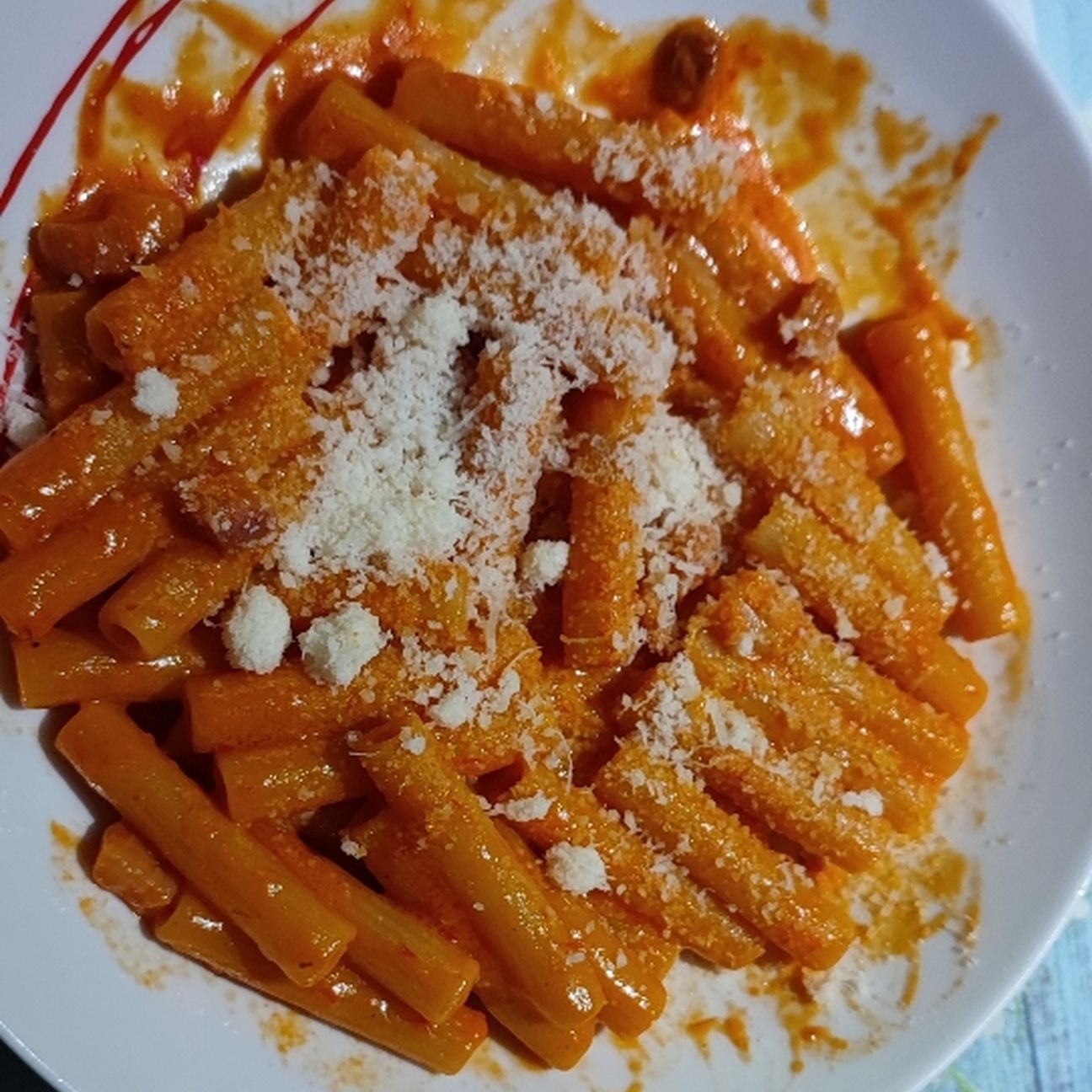 Pasta rigata con crema di peperoni e pancetta tesa affumicata