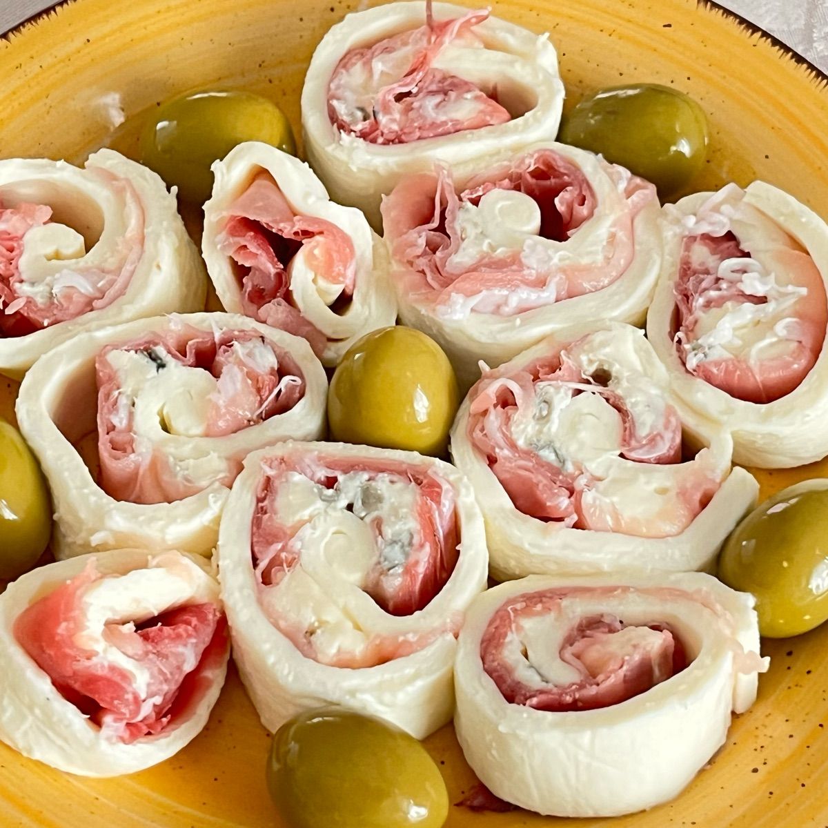 Rotolo mozzarella speck e gorgonzola
