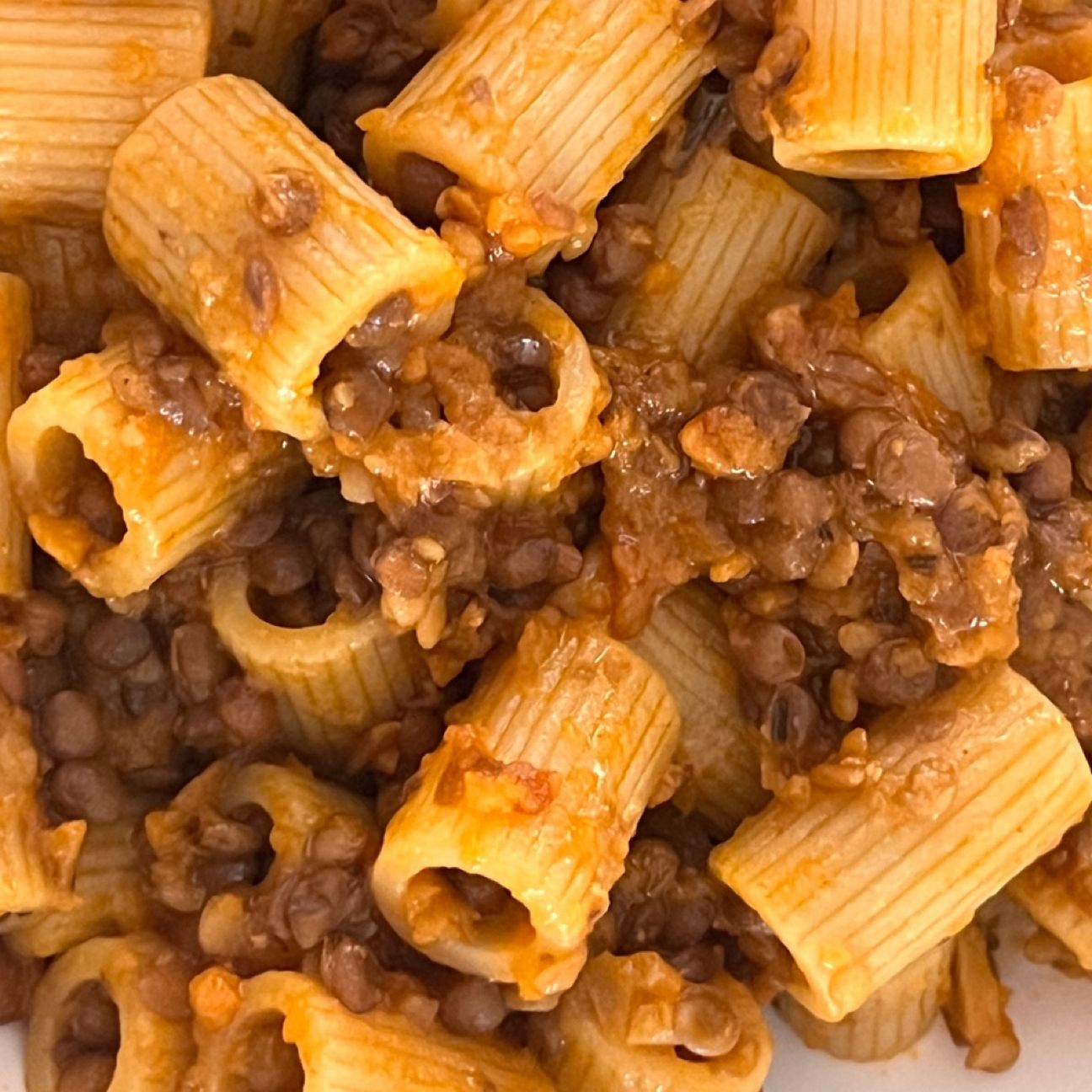 Mezze maniche con ragù di lenticchie