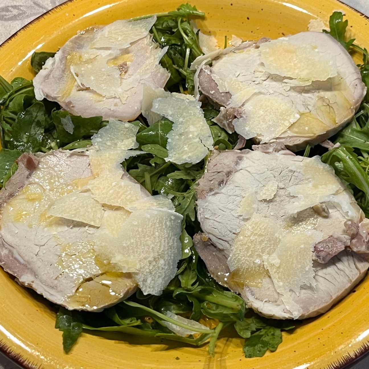 Arista al sale su letto di rucola e parmigiano