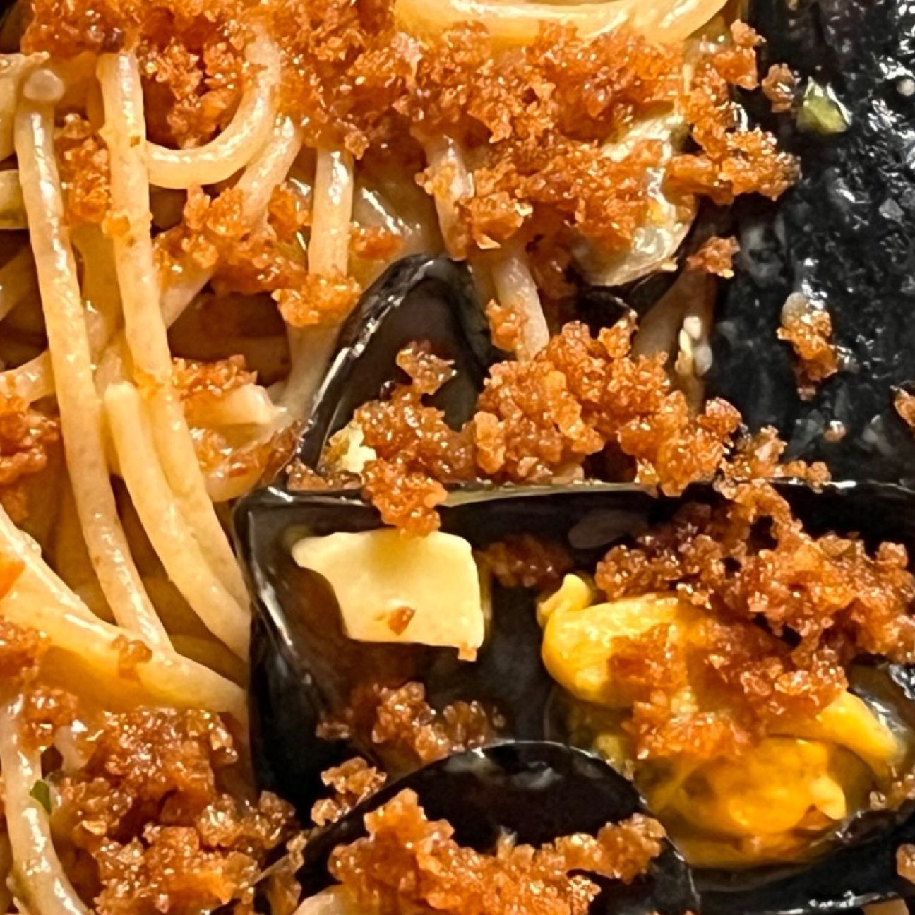 Spaghetti al pesce e pan grattato abbrustolito