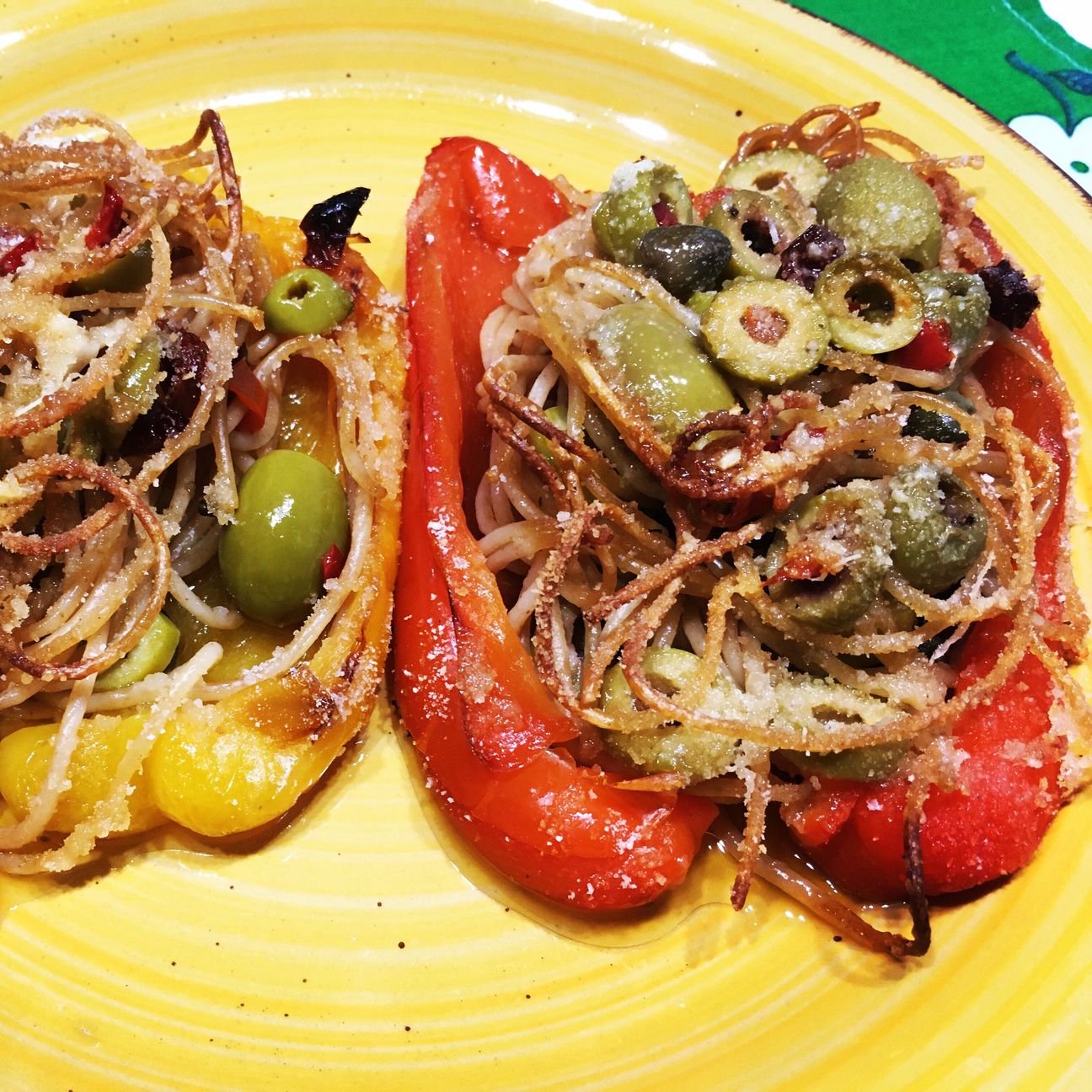Peperoni ripieni di spaghetti
