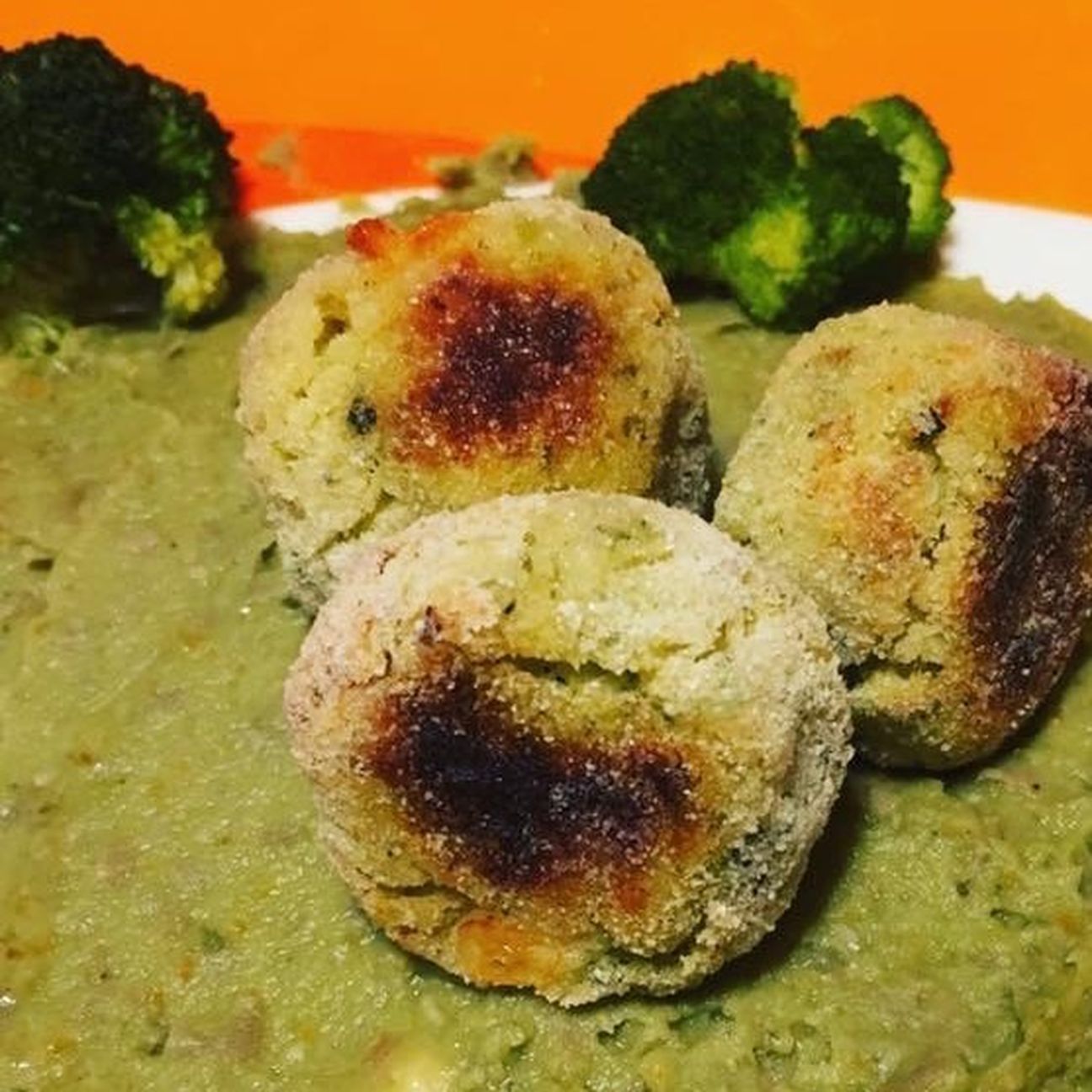 Polpette di broccoli su letto di pure di fave