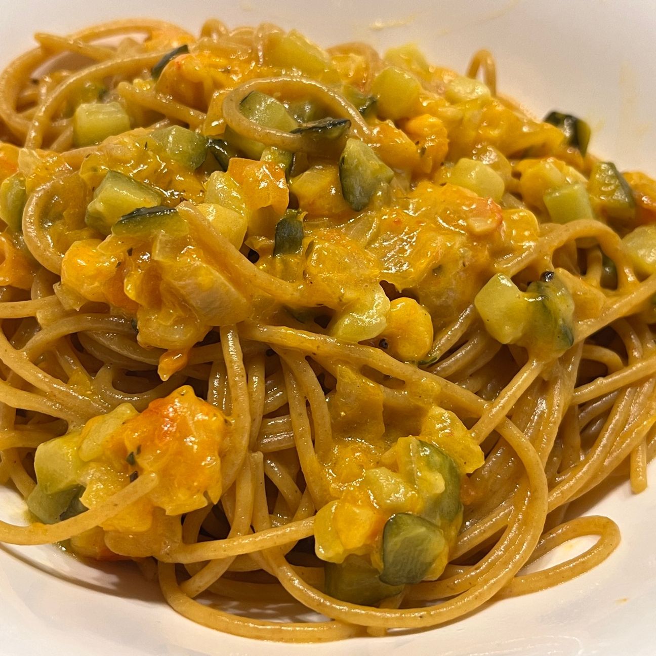 Spaghetti di zucchine e gamberetti con crema di zafferano e parmigiano reggiano