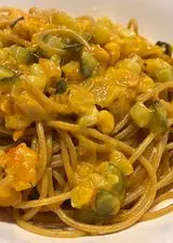 Ricetta Spaghetti di zucchine e gamberetti con crema di zafferano e parmigiano reggiano