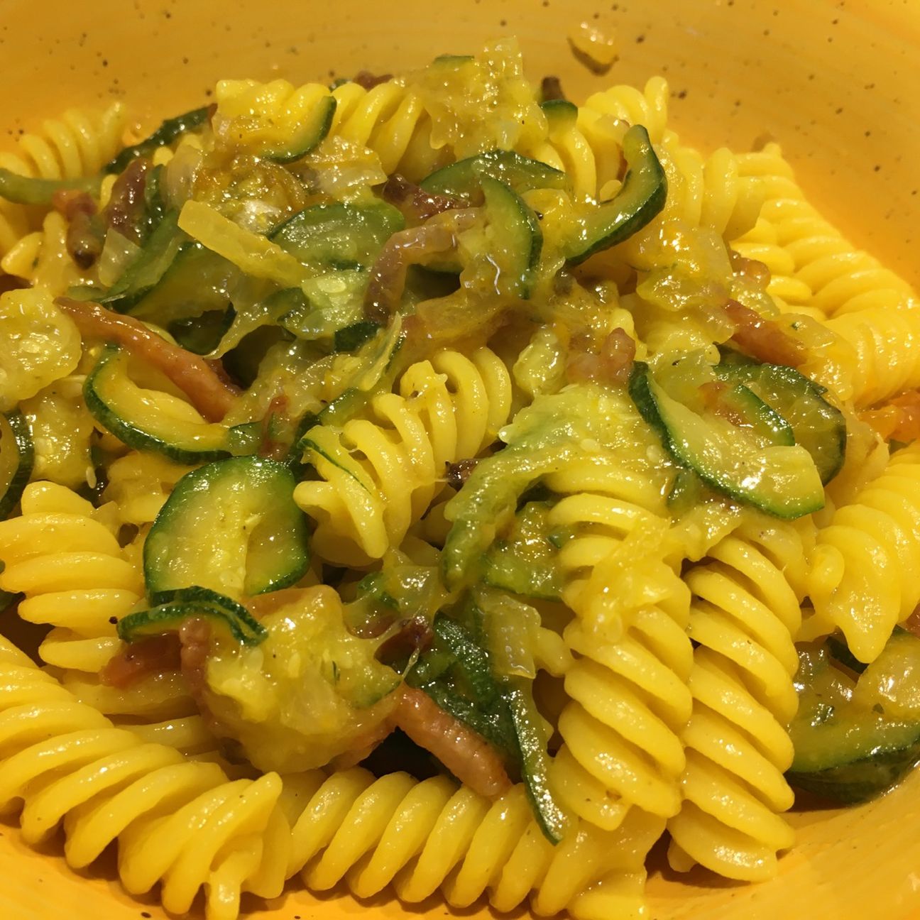 Fusilli allo zafferano zucchine e guanciale croccante
