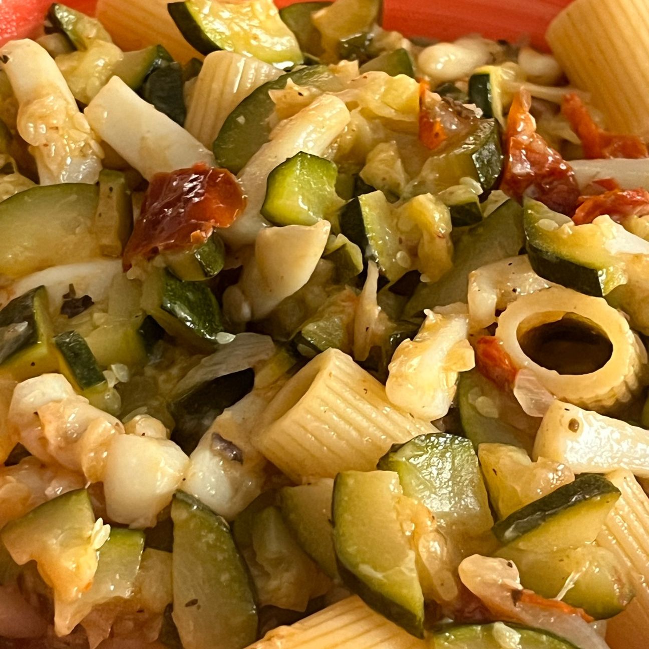 Pasta seppie zucchine e pomodori secchi