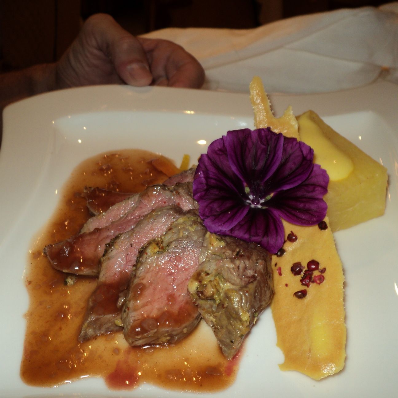 Filetto di maiale con raviolo al tartufo