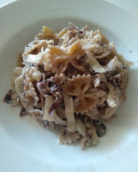 Farfalle al radicchio, cavolo verza e Philadelphia