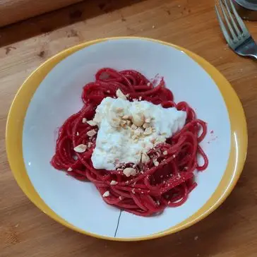 Ricetta Spaghetti rossi con stracciatella e nocciole di ilaritaincucina