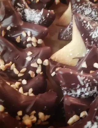 Ricetta Biscotti Ricoperti di Cioccolato con Granella di Nocciola, Pistacchio e Cocco di ilaritaincucina