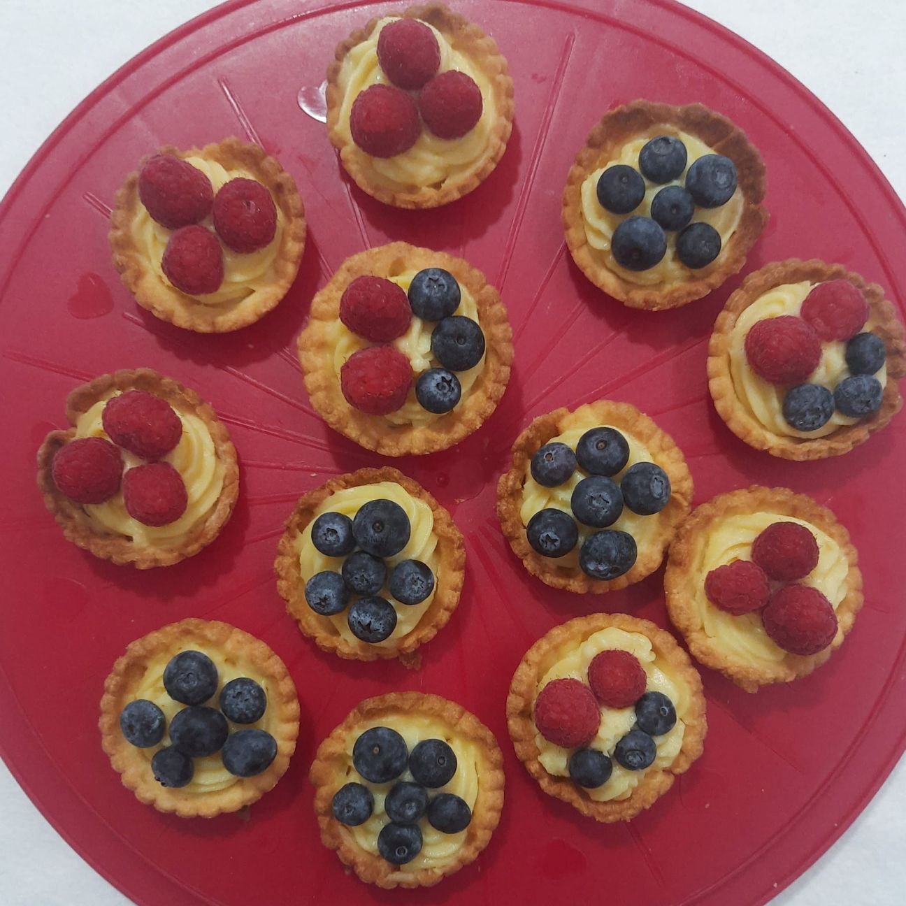 Crostatine con crema pasticcera e frutti di bosco