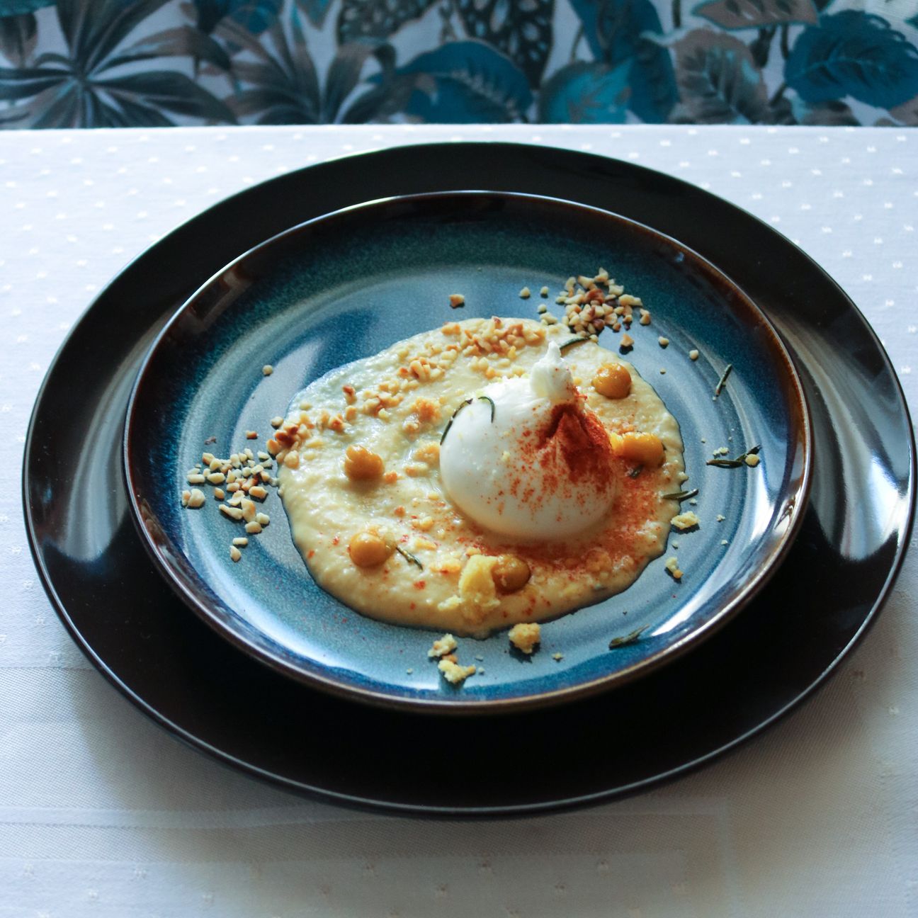 Hummus di ceci con burrata e paprika